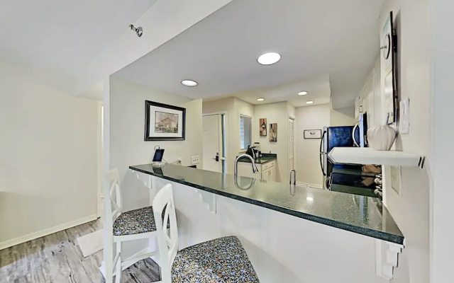 7811cent 2 Bedroom Condo