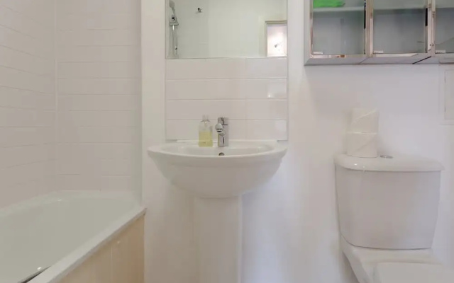 2 Bedroom Apartment in With Views in Shadwells