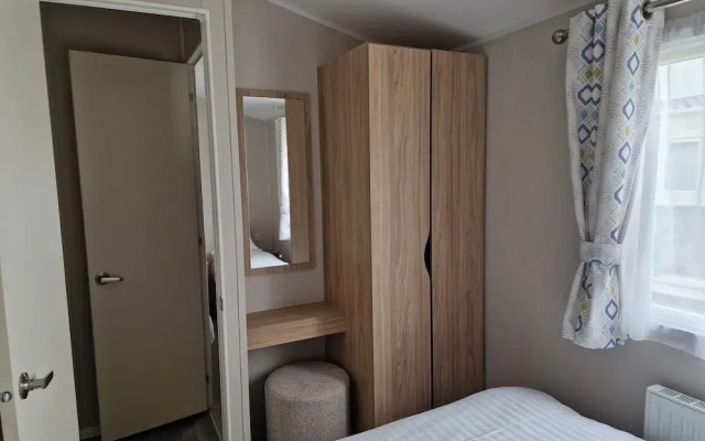Welcoming 3 Bedroom Caravan 2 Min Walk to Beach