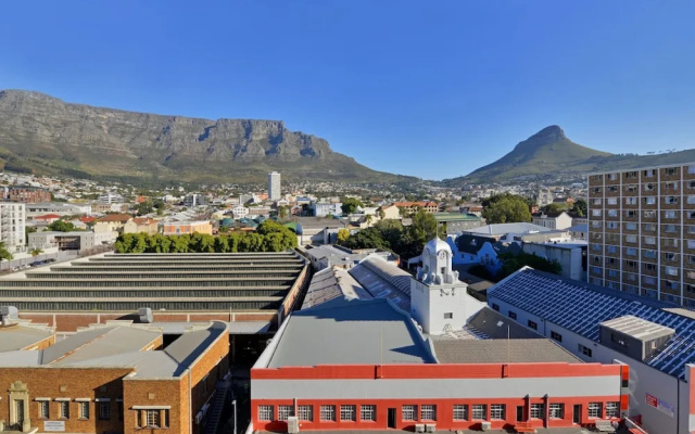 Top-floor 2 Bed Unmatched Table Mountain Views