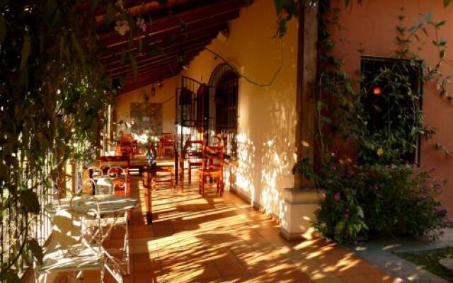 Отель Jardin Cafe Hostal & Restaurant Грасьяс вид на фасад