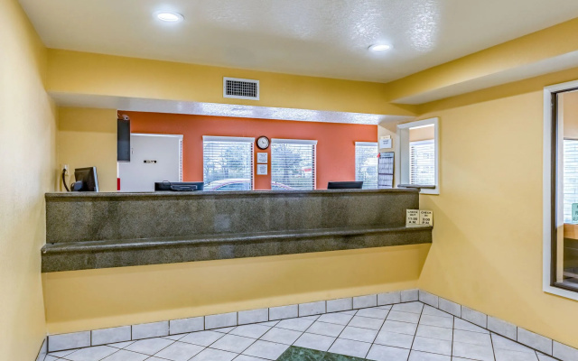 Econo Lodge Near Lackland Air Force Base - SeaWorld