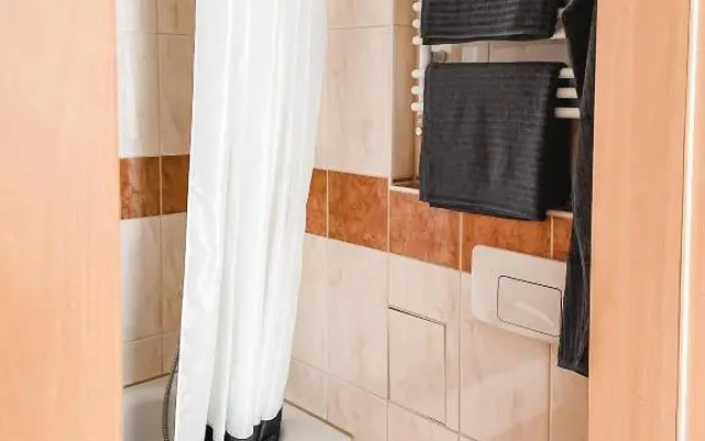 Schöne Wohnung, eigene Terrasse, privater Parkplatz, Wi-Fi, Waschmaschine, 3P