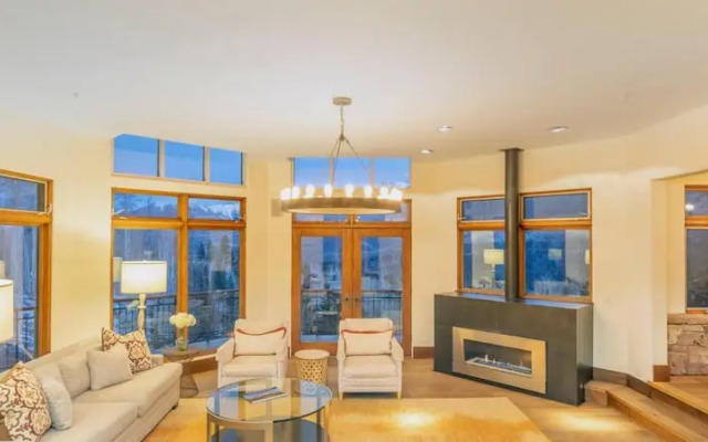 Slopeside Villa by Exceptional Stays
