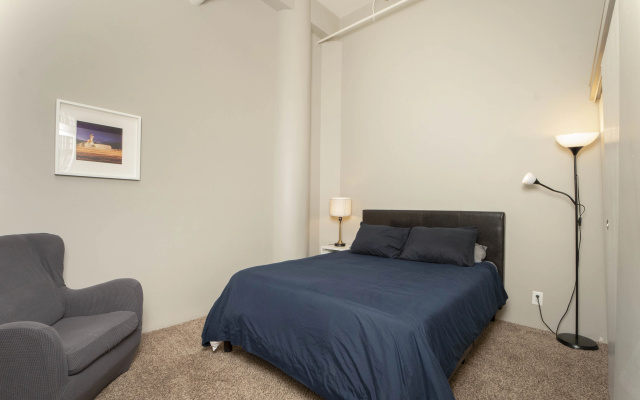 Bright and airy downtown loft! Great wifi!