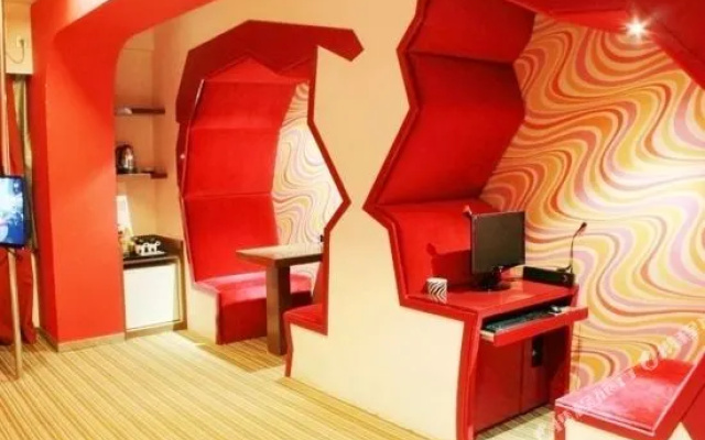Zhiling Homestay (Five Star Street City Center)