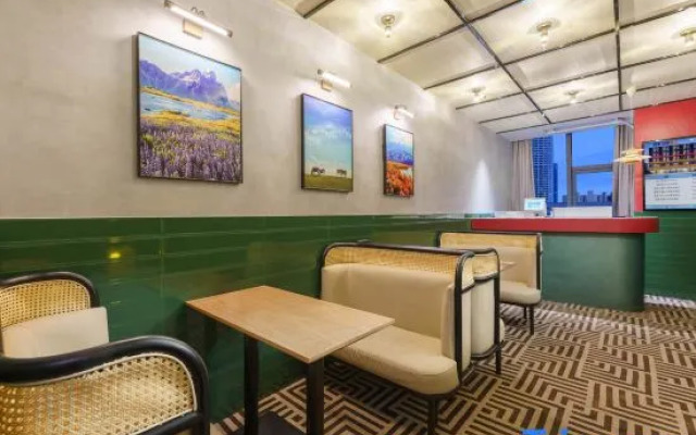 Yuexiang Huanpeng Hotel (Jingkai Wanda Plaza High-speed Railway Station)