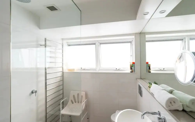 2 Bedroom Apartment with Bay View
