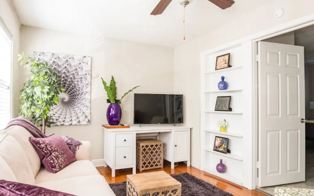 1 BR with Parking next to Bay and Shopping by Frontdesk