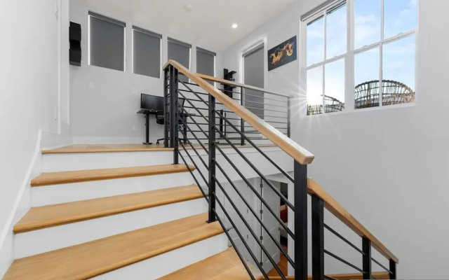 Luxurious Midtown Home Rooftop Views by Silverx