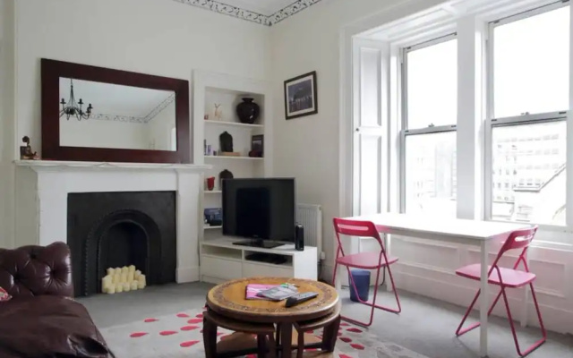 2 Bedroom Flat Near Edinburgh Castle Sleeps 5