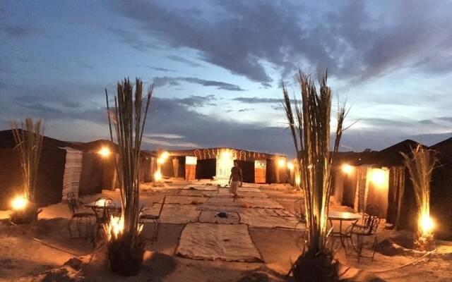 Отель Bivouac Le Ciel Bleu Марокко, Мерзуга - отзывы, цены и фото номеров - забронировать отель Bivouac Le Ciel Bleu онлайн вид на фасад