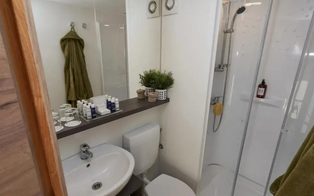 Tent Lodge With Bathroom and Airco, Near a Lake