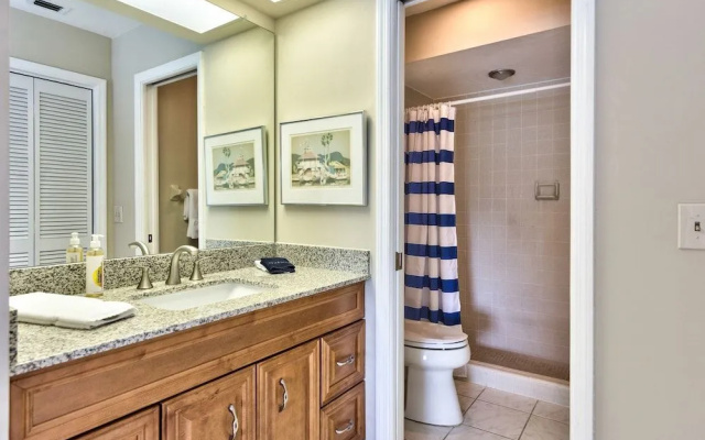 Rovigo Vacation Rental: Spacious Retreat with Panoramic Lake Views in Kings Lake. 4-BR, 4-Bathroom Home with Private Pool, just 3.4 Miles from the Vibrant Fifth Avenue South and Naples Attractions
