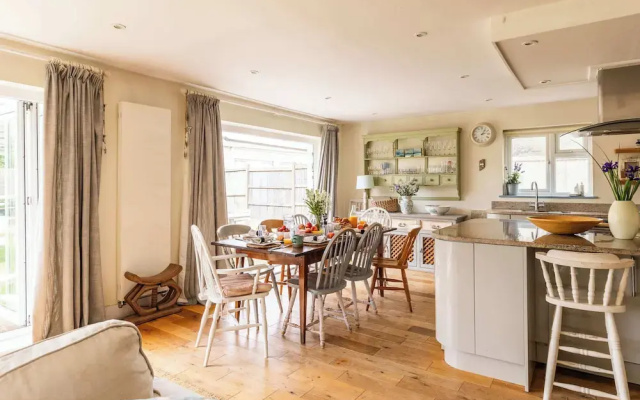Light-filled Family-friendly Beach House