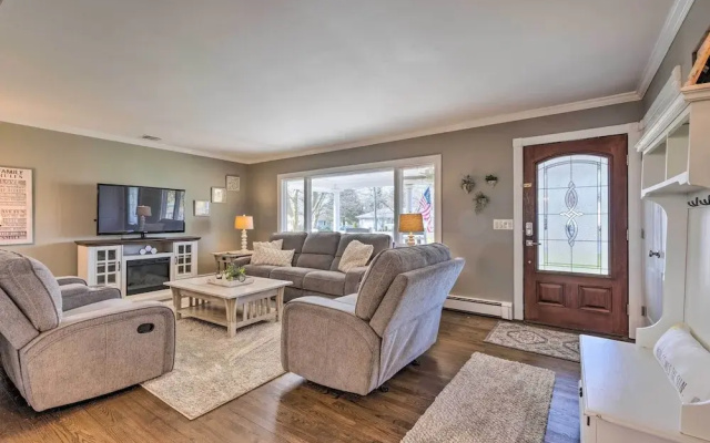 Mattituck Home w/ Fireplaces - Near Wineries