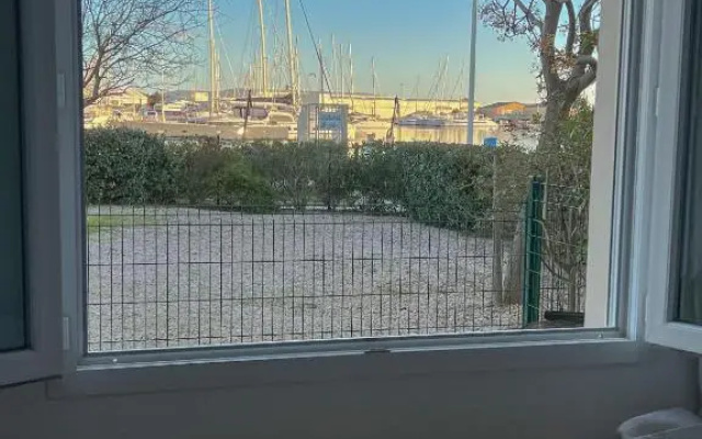 Superbe, face aux bateaux - 2ch + jardin - marina
