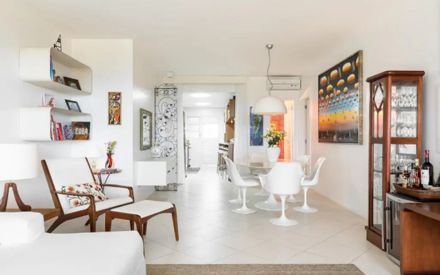 Apartamento com 4 suítes pé na areia