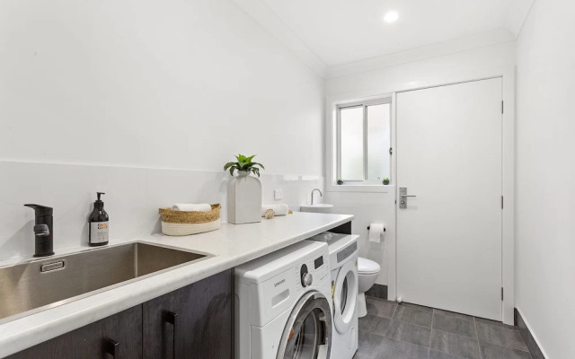 Whale Studio Apartment, 1a Ocean Street
