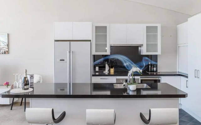 Luxury 3Br, 1.5 Bath Penthouse With Fabulous Views