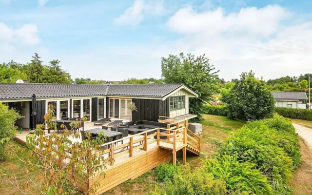 Sunny Holiday Home in Ebeltoft near Sea
