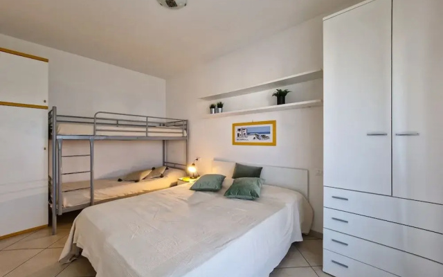 Luminous one Bedroom Flat With Side sea View