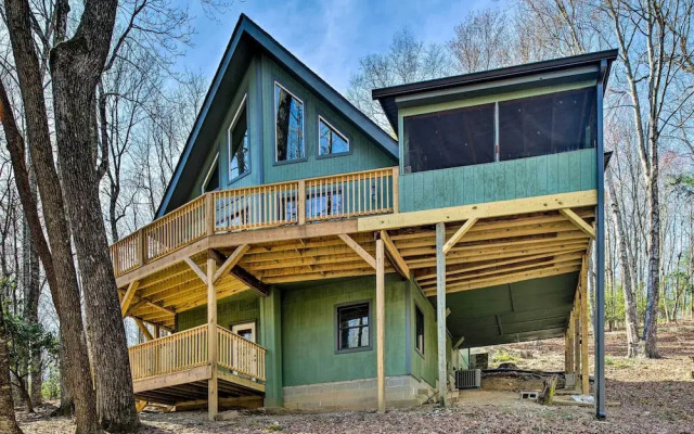 Peaceful Brevard Mountain Cabin: Hike, Golf & Swim