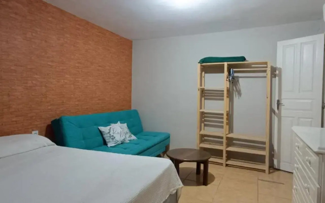 Apartamento térreo com ar condicionado bem localizado
