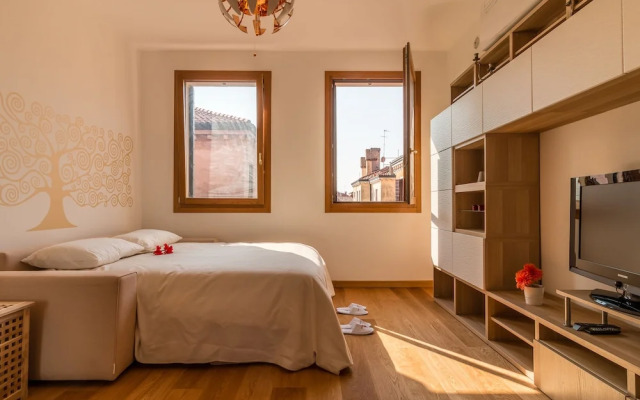 Sunny Canal View in Venice Chic Movida