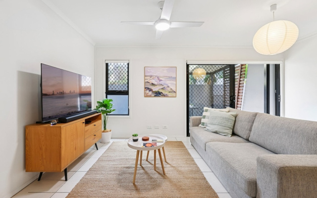 Beachside Apartment With Secure Parking