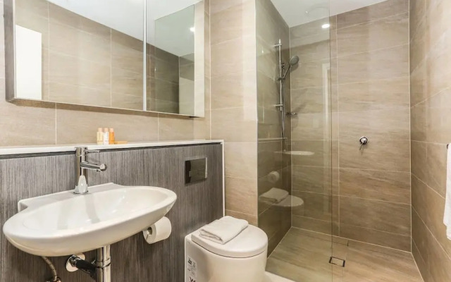 New Bright Apartment In Waterloo Near Park
