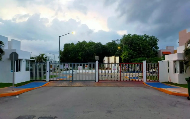 Casa Mexicana Amplia con Seguridad, Alberca y Parking