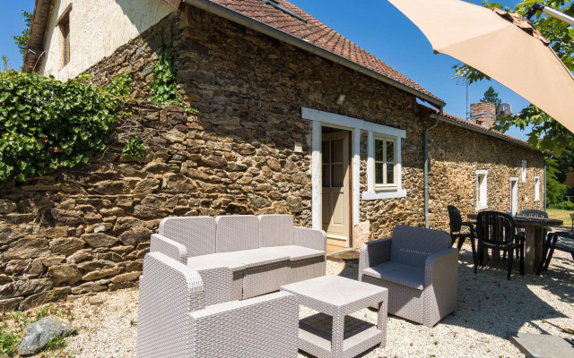 Quaint Cottage in Aquitaine with Furnished Garden