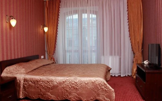 Отель Аристократ