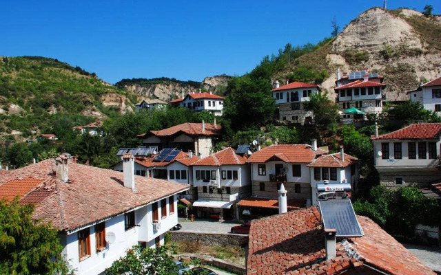 Tonis Guest House