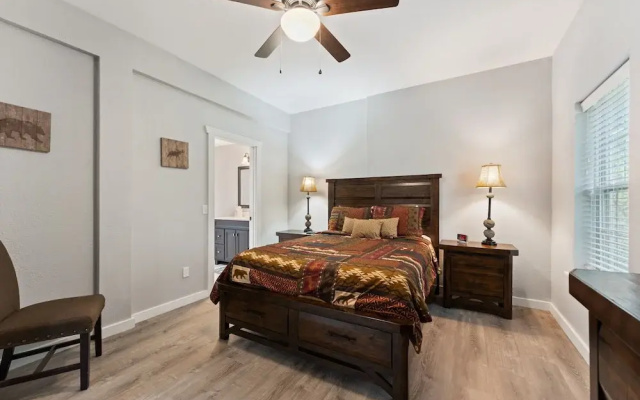Whispering Woods Lodge-sleeps 10 4 Bedroom Home by RedAwning