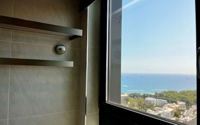 128 LIM - 2001 Stay Only Tower Suite