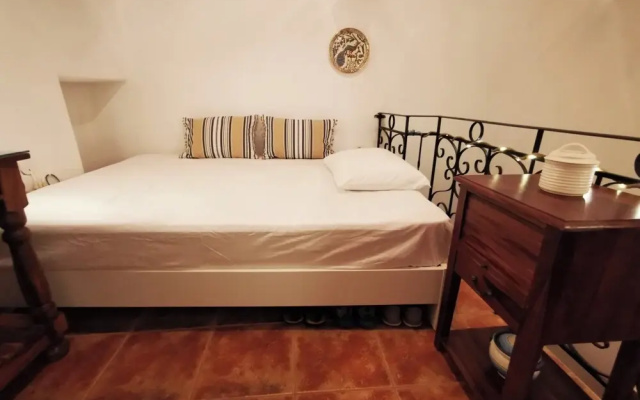 Authentic White House in Paros Lefkes