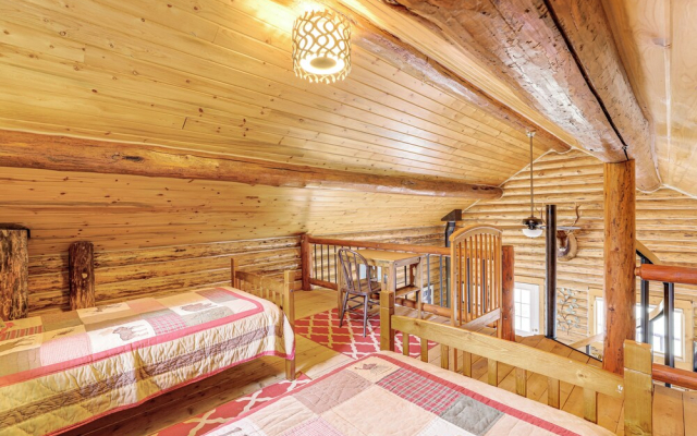 Wild Adventures in Eureka! Amish-crafted Cabin