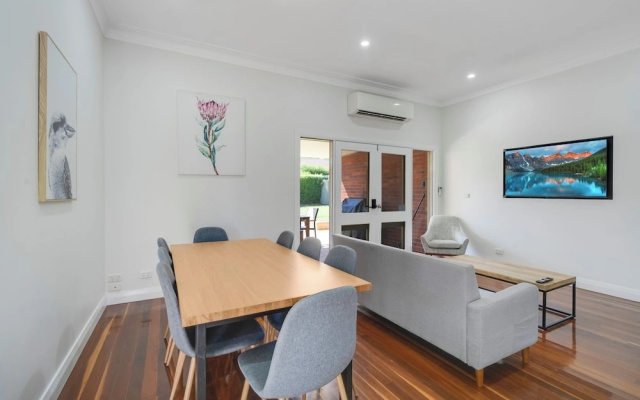 Dubbo 4BR Retreat with Kitchen & Patio