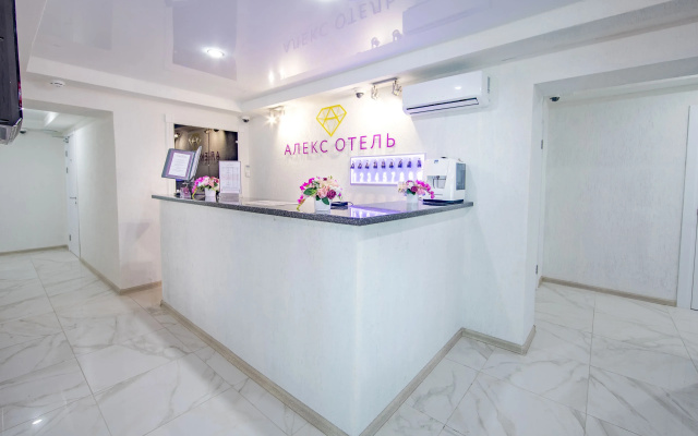 Aleks V Ryibatskom Hotel
