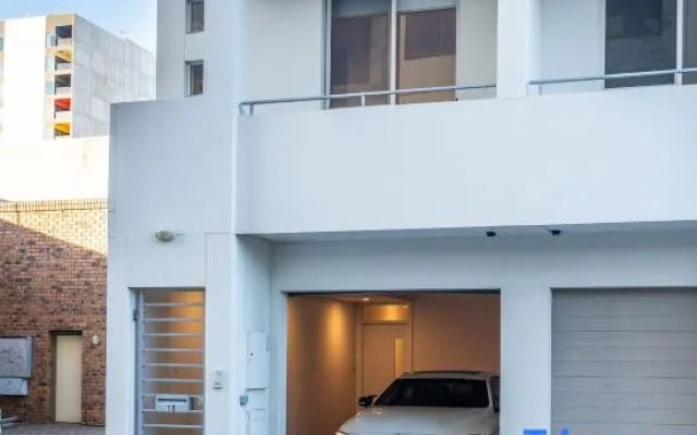 CBD• King Suite •Garage• BBQ •Pets•Walk Everywhere
