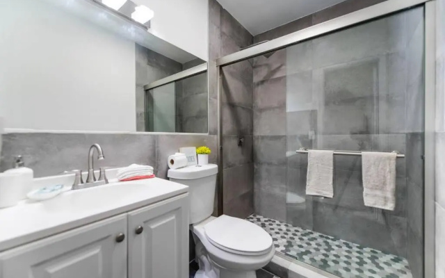 *Beautiful Family House 3 bd/2 bathrooms+backyard*