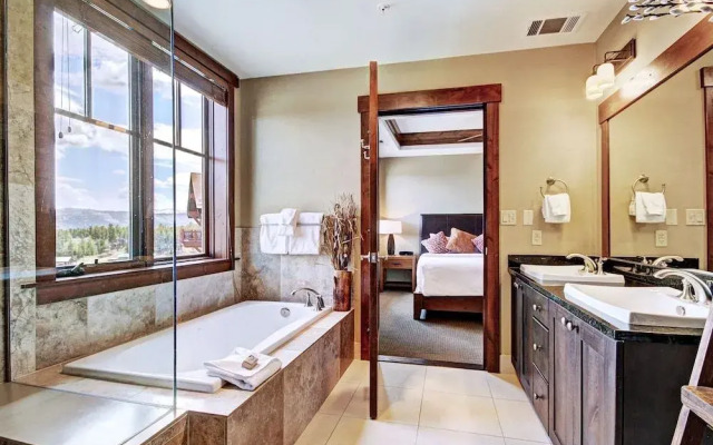 One Ski Hill Place S8412