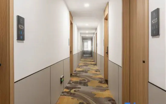 Jinyue Hotel (Guilin Liangjiang Sihu East and West Lane)