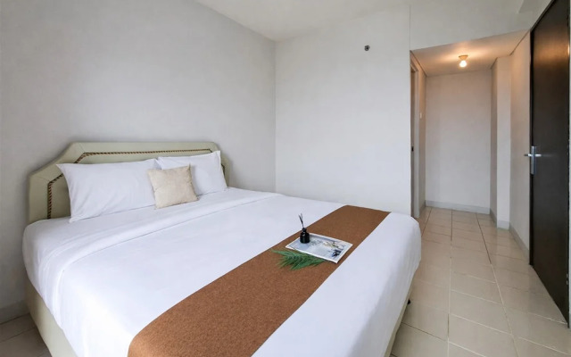 Spacious And Warm Combined Studio Room At Apartment Serpong Greenview