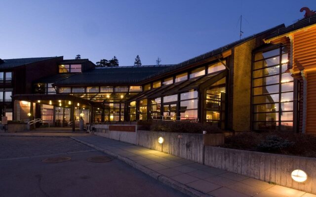 Отель Scandic Holmenkollen Park вид на фасад
