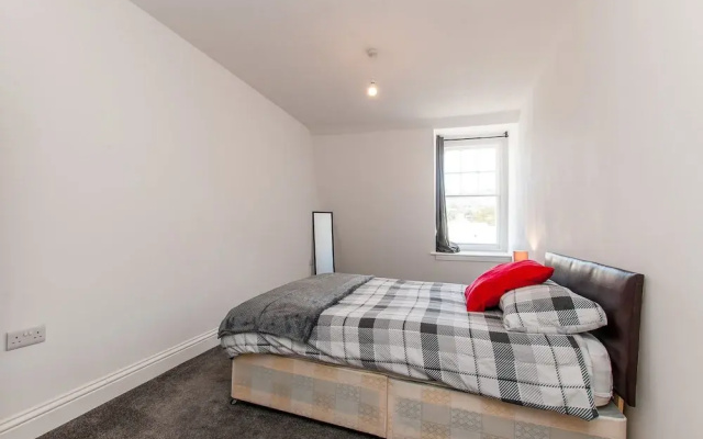 2 Bed Flat in Pedestrianized High Street