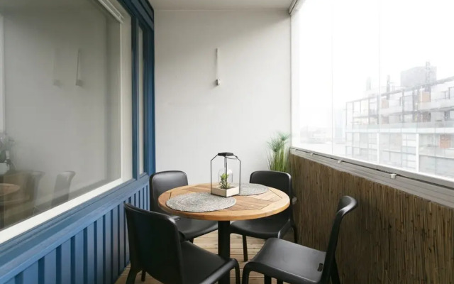 2ndhomes Modern 2BR Apartment w Balcony