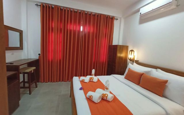 Three Elephant Holiday Inn
